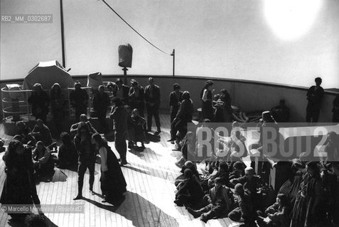 On the set of the movie E la nave va (And the Ship Sails On) by Federico Fellini, Cinecittà Studios, Rome 1983 / Sul set del film E la nave va di Federico Fellini, Studi cinematografici di Cinecittà, Roma 1983 - ©Marcello Mencarini/Rosebud2