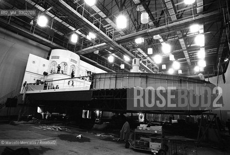 On the set of the movie E la nave va (And the Ship Sails On) by Federico Fellini, Cinecittà Studios, Rome 1983 / Sul set del film E la nave va di Federico Fellini, Studi cinematografici di Cinecittà, Roma 1983 - ©Marcello Mencarini/Rosebud2