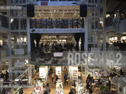 Milan, March 18, 2014. Opening of a branch of the Italian food mall chain Eataly, in the building where before the Smeraldo Theater was located / Milano, 18 marzo 2014. Apertura di una sede di Eataly, la catena di centri commerciali specializzati in cibi italiani, nelledificio che ospitava il Teatro Smeraldo - ©Marcello Mencarini/Rosebud2