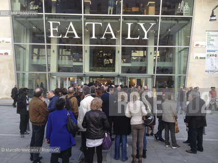 Milan, March 18, 2014. Opening of a branch of the Italian food mall chain Eataly, in the building where before the Smeraldo Theater was located / Milano, 18 marzo 2014. Apertura di una sede di Eataly, la catena di centri commerciali specializzati in cibi italiani, nelledificio che ospitava il Teatro Smeraldo - ©Marcello Mencarini/Rosebud2