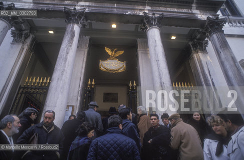 Venice, about 1985. Audience entering in La Fenice Theater / Venezia, 1985 circa. Pubblico che entra nel Teatro La Fenice - ©Marcello Mencarini/Rosebud2