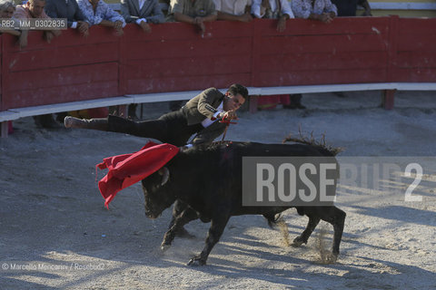 Arles, September 2014. Bullfight in the arena at the Gimeaux corrals, spaces built to host the bulls. Bullfighter tries for the second time to kill bull with sword / Arles, settembre 2014, corrida ai corrales di Gimeaux, nellarena presso gi spazi appositamente costruiti per ospitare i tori. Secondo tentativo del torero di uccidere il toro con la spada - ©Marcello Mencarini/Rosebud2