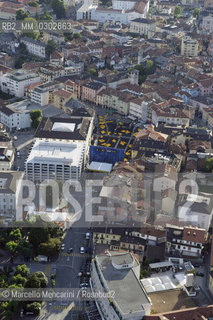 Locarno International Film Festival 2006. Panorama with (in the middle) the open-air screening space on Locarnos Piazza Grande / Festival del Cinema di Locarno 2006. Panorama con (al centro) il cinema allaperto in Piazza grande - ©Marcello Mencarini/Rosebud2