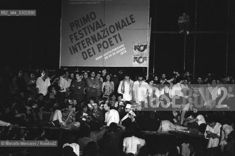 Castelporziano beach, Ostia (Rome), 1979. Audience attending the First Festival of the Poets. Among the others, in the middle: Allen Ginsberg and Peter Orlowsky / Spiaggia di Castel Porziano, Ostia (Roma), 1979. Pubblico che assiste al primo Festival dei poeti. Tra gli altri, al centro della foto: Allen Ginsberg e Peter Orlowsky - ©Marcello Mencarini/Rosebud2