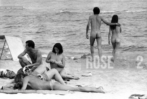 Castelporziano beach, Ostia (Rome), 1979. Nudists among the audience attending the First Festival of the Poets / Spiaggia di Castel Porziano, Ostia (Roma), 1979. Nudisti tra il pubblico che assiste al primo Festival dei poeti - ©Marcello Mencarini/Rosebud2