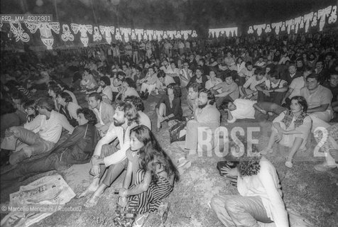 Piazza di Siena, Rome, 1980. Audience attending the Second festival of the Poets / Piazza di Siena, Roma, 1980. Pubblico che assiste al secondo Festival dei poeti - ©Marcello Mencarini/Rosebud2