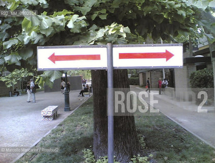 Venice, Biennale Gardens, 2005. Direction arrows / Venezia, Giardini della Biennale, 2005. Giardini della Biennale - ©Marcello Mencarini/Rosebud2