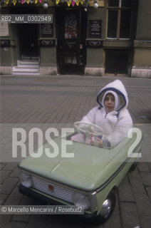 Baby on toy car (about 1980) / Bambino su unautomobile giocattolo (1980 circa) - ©Marcello Mencarini/Rosebud2