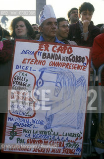 Roma 17 novembre 1990. Manifestazione contro lorganizzazione Gladio. Cartello contro Giulio Andreotti / Rome, November 17, 1990. Protest against Operation Gladio. Sign against Giulio Andreotti - ©Marcello Mencarini/Rosebud2
