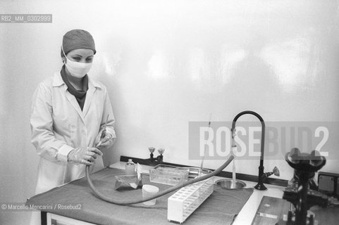 A procedure of artificial insemination in the clinic of Prof. Vincenzo Traina in Bari (about 1980) / Un intervento di inseminazione artificiale nella clinica del Prof. Vincenzo Traina a Bari (1980 circa) - ©Marcello Mencarini/Rosebud2