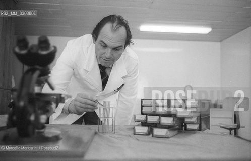 Prof. Vincenzo Traina during a procedure of artificial insemination in his clinic in Bari (about 1980) / Il Prof. Vincenzo Traina durante un intervento di inseminazione artificiale nella sua clinica di Bari (1980 circa) - ©Marcello Mencarini/Rosebud2