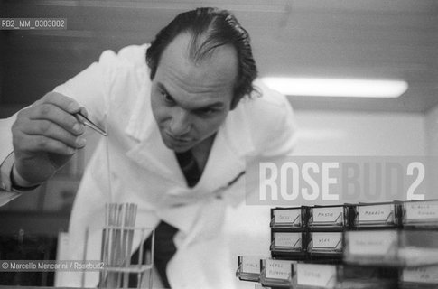 Prof. Vincenzo Traina during a procedure of artificial insemination in his clinic in Bari (about 1980) / Il Prof. Vincenzo Traina durante un intervento di inseminazione artificiale nella sua clinica di Bari (1980 circa) - ©Marcello Mencarini/Rosebud2