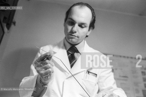 Prof. Vincenzo Traina during a procedure of artificial insemination in his clinic in Bari (about 1980) / Il Prof. Vincenzo Traina durante un intervento di inseminazione artificiale nella sua clinica di Bari (1980 circa) - ©Marcello Mencarini/Rosebud2