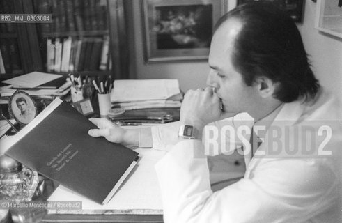 Prof. Vincenzo Traina during a procedure of artificial insemination in his clinic in Bari (about 1980) / Il Prof. Vincenzo Traina durante un intervento di inseminazione artificiale nella sua clinica di Bari (1980 circa) - ©Marcello Mencarini/Rosebud2