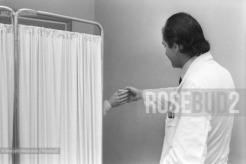 Prof. Vincenzo Traina during a procedure of artificial insemination in his clinic in Bari (about 1980) / Il Prof. Vincenzo Traina durante un intervento di inseminazione artificiale nella sua clinica di Bari (1980 circa) - ©Marcello Mencarini/Rosebud2