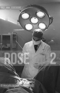 Prof. Vincenzo Traina during a procedure of artificial insemination in his clinic in Bari (about 1980) / Il Prof. Vincenzo Traina durante un intervento di inseminazione artificiale nella sua clinica di Bari (1980 circa) - ©Marcello Mencarini/Rosebud2