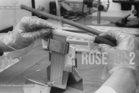 A procedure of artificial insemination in the clinic of Prof. Vincenzo Traina in Bari (about 1980) / Un intervento di inseminazione artificiale nella clinica del Prof. Vincenzo Traina a Bari (1980 circa) - ©Marcello Mencarini/Rosebud2