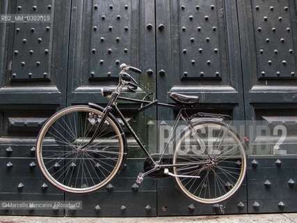 Rome, Via della cuccagna near Piazza Navona. Bicycle hooked to a door / Roma, via della cuccagna vicino a piazza Navona. Bicicletta agganciata a un portone - ©Marcello Mencarini/Rosebud2