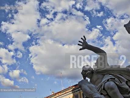 Rome, Piazza Navona. Detail of the Fontana dei Quattro fiumi (Fountain of the Four Rivers): statue representing the Rio de la Plata river. A popular legend, related to the rivalry between the author of the fountain, Bernini, and the other great master of baroque, Borromini, said that the statue of the River Plate raise his arm to repair himself from the possible collapse of the facing church of St. Agnes in Agony, by Borromini / Roma, piazza Navona. Dettaglio della Fontana dei quattro fiumi: statua che rappresenta il fiume Rio de la Plata. Una leggenda popolare, legata alla rivalità tra lautore della fontana, il Bernini, e laltro grande maestro del barocco, il Borromini, racconta che la statua del Rio della Plata tenga alzato il braccio per ripararsi dall’eventuale crollo della prospiciente chiesa di SantAgnese in Agone, opera del Borromini - ©Marcello Mencarini/Rosebud2