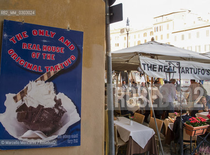 Rome, the Tre Scalini Restaurant in piazza Navona. The tartufo, a chocolate ice cream and whipped cream, is its specialty / Roma, il ristorante Tre scalini in piazza Navona. Il tartufo , un gelato al cioccolato con panna montata, è la specialità della casa - ©Marcello Mencarini/Rosebud2