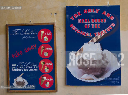 Rome, the Tre Scalini Restaurant in piazza Navona. The tartufo, a chocolate ice cream and whipped cream, is its specialty / Roma, il ristorante Tre scalini in piazza Navona. Il tartufo , un gelato al cioccolato con panna montata, è la specialità della casa - ©Marcello Mencarini/Rosebud2