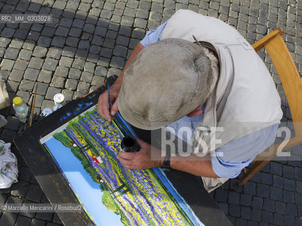 Rome, October 2012. Mirko, a painter of Piazza Navona,  where many painters expose and sell their works / Roma, ottobre 2012. Mirko, un pittore di piazza Navona, dove molti pittori espongono e vendono i loro lavori  - ©Marcello Mencarini/Rosebud2