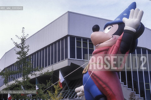 Lucca Comics 1984. A big Mickey Mouse puppet in front of the fair building / Salone del fumetto di Lucca 1984. Un grande pupazzo di Topolino davanti alla fiera - ©Marcello Mencarini/Rosebud2