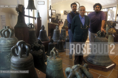 Agnone, Italy, 1999. Pasquale Marinelli, owner of Marinelli Pontifical Bell Foundry, and his nephews Armando and Pasquale jr. in the Museum of the Bell next to the workshop / Agnone (Isernia), 1999. Pasquale Marinelli, proprietario della Pontificia Fonderia Marinelli, con i nipoti Armando e Pasquale jr. nel Museo della Campana attiguo allofficina- ©Marcello Mencarini/Rosebud2