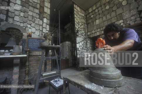Agnone, Italy, 1999. Pasquale Marinelli jr. at work in Marinelli Pontifical Foundry  / Agnone (Isernia), 1999. Pasquale Marinelli jr. al lavoro nella Pontificia Fonderia di campane Marinelli - ©Marcello Mencarini/Rosebud2