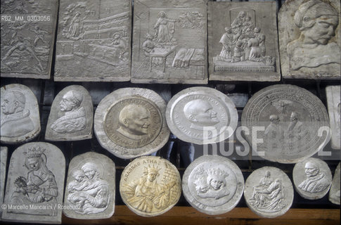 Agnone, Italy, 1999. Marinelli Pontifical Foundry, plaster moulds for decorations / Agnone (Isernia), 1999. Pontificia Fonderia di campane Marinelli, stampi di gesso per le decorazioni - ©Marcello Mencarini/Rosebud2