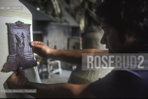 Agnone, Italy, 1999. Pasquale Marinelli jr. at work in Marinelli Pontifical Foundry to create the Bell of the Jubilee 2000 / Agnone (Isernia), 1999. Pasquale Marinelli jr. al lavoro nella Pontificia Fonderia di campane Marinelli per creare la Campana del Giubileo 2000 - ©Marcello Mencarini/Rosebud2