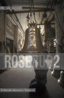 Agnone, Italy, 1999. Bell of the Jubilee 2000 prototype, made by Marinelli Pontifical Foundry / Agnone (Isernia), 1999.  Prototipo della Campana del Giubileo 2000, creata dalla Pontificia Fonderia di campane Marinelli - ©Marcello Mencarini/Rosebud2