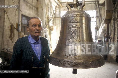 Agnone, Italy, 1999. Pasquale Marinelli, owner of Marinelli Pontifical Bell Foundry, near the Jubilee 2000 Bell / Agnone (Isernia), 1999. Pasquale Marinelli, proprietario della Pontificia Fonderia Marinelli, vicino alla campana del Giubileo 2000 - ©Marcello Mencarini/Rosebud2