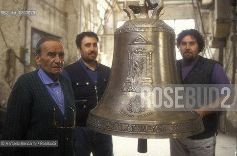 Agnone, Italy, 1999. Pasquale Marinelli, owner of Marinelli Pontifical Bell Foundry, and his nephews Armando and Pasquale jr., near a Jubilee 2000 Bell prototype / Agnone (Isernia), 1999. Pasquale Marinelli, proprietario della Pontificia Fonderia Marinelli, con i nipoti Armando e Pasquale jr. vicino a un prototipo della Campana del Giubileo 2000- ©Marcello Mencarini/Rosebud2