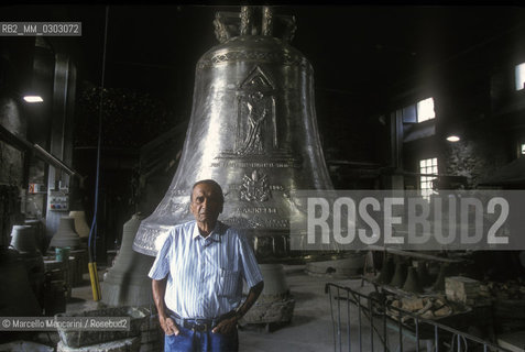 Agnone, Italy, 1999. Pasquale Marinelli, owner of Marinelli Pontifical Bell Foundry, near a prototype of the Jubilee 2000 Bell / Agnone (Isernia), 1999. Pasquale Marinelli, proprietario della Pontificia Fonderia Marinelli, vicino a un prototipo della campana del Giubileo 2000 - ©Marcello Mencarini/Rosebud2