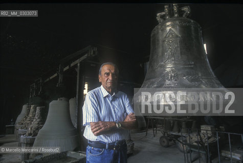 Agnone, Italy, 1999. Pasquale Marinelli, owner of Marinelli Pontifical Bell Foundry, near a prototype of the Jubilee 2000 Bell / Agnone (Isernia), 1999. Pasquale Marinelli, proprietario della Pontificia Fonderia Marinelli, vicino a un prototipo della campana del Giubileo 2000 - ©Marcello Mencarini/Rosebud2