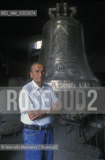 Agnone, Italy, 1999. Pasquale Marinelli, owner of Marinelli Pontifical Bell Foundry, near a prototype of the Jubilee 2000 Bell / Agnone (Isernia), 1999. Pasquale Marinelli, proprietario della Pontificia Fonderia Marinelli, vicino a un prototipo della campana del Giubileo 2000 - ©Marcello Mencarini/Rosebud2