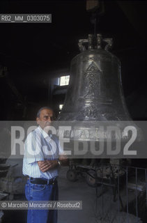 Agnone, Italy, 1999. Pasquale Marinelli, owner of Marinelli Pontifical Bell Foundry, near a prototype of the Jubilee 2000 Bell / Agnone (Isernia), 1999. Pasquale Marinelli, proprietario della Pontificia Fonderia Marinelli, vicino a un prototipo della campana del Giubileo 2000 - ©Marcello Mencarini/Rosebud2