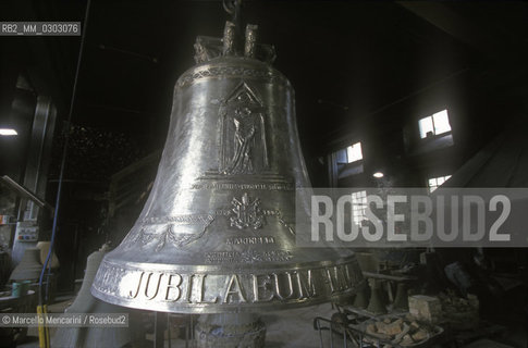 Agnone, Italy, 1999. Bell of the Jubilee 2000, made by Marinelli Pontifical Foundry / Agnone (Isernia), 1999.  La Campana del Giubileo 2000, creata dalla Pontificia Fonderia di campane Marinelli - ©Marcello Mencarini/Rosebud2
