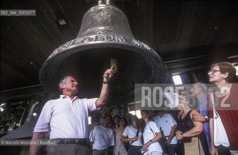 Agnone, Italy, 1999. Bell of the Jubilee 2000, made by Marinelli Pontifical Foundry / Agnone (Isernia), 1999.  La Campana del Giubileo 2000, creata dalla Pontificia Fonderia di campane Marinelli - ©Marcello Mencarini/Rosebud2