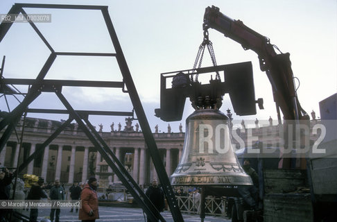 Roma, Piazza San Pietro, 1999. Campana del Giubileo 2000, donata a Papa Giovanni Paolo II dalla Pontificia Fonderia Marinelli di Agnone (Isernia) / Rome, St. Peters Square, 1999. Bell of Jubilee 2000 donated to Pope John Paul II by the Pontifical Foundry Marinelli in Agnone, Italy - ©Marcello Mencarini/Rosebud2