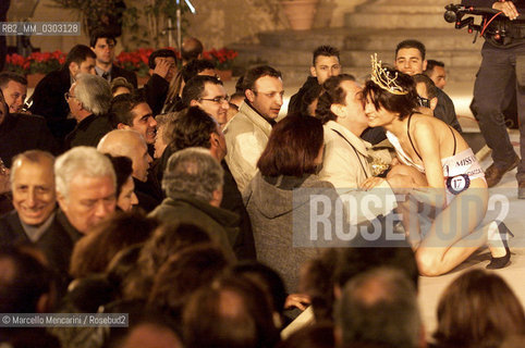 Sciacca Terme (Ragusa), April 2000. Annalisa Guadalupi, just elected Miss for Miss Universe to represent Italy in Miss Universe beauty contest, embraced by her parents / Sciacca Terme (Ragusa), aprile 2000. Annalisa Guadalupi, appena eletta Miss for Miss Universe per rappresentare lItalia nel concorso di bellezza di Miss Universo, abbracciata dai suoi genitori - ©Marcello Mencarini/Rosebud2