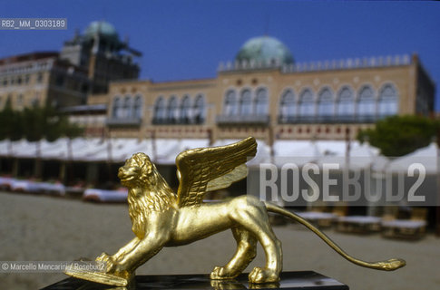 Venice Lido, Venice Film Festival. The Golden Lion Award given to the best movie in competition with the Excelsior Hotel in the background / Lido di Venezia, Mostra del Cinema di Venezia. Il premio Leone doro assegnato al miglior film in concorso con lHotel Excelsior sullo sfondo  - ©Marcello Mencarini/Rosebud2