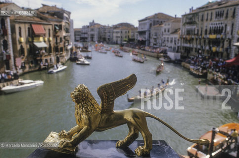 The Golden Lion Award, prize for the best film at Venice Film Festival. On the background the Venice Canal Grande / Il Leone doro, premio per il miglior film alla Mostra del Cinema di Venezia. Sullo sfondo il Canal Grande - ©Marcello Mencarini/Rosebud2