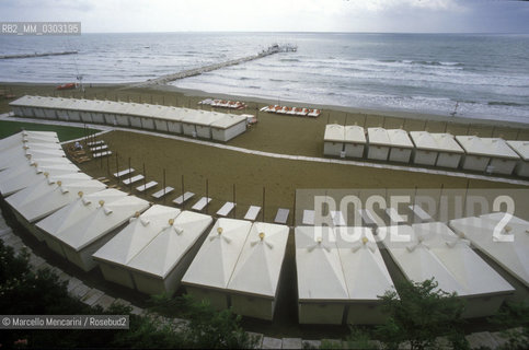 Venice Lido, Venice Film Festival about 1985. Beach huts of the Excelsior Hotel / Lido di Venezia, Mostra del Cinema di Venezia 1985 circa. Cabine della spiaggia dellHotel Excelsior - ©Marcello Mencarini/Rosebud2