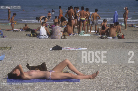 Venice Lido, Venice Film Festival about 1985. Bathers on the beach / Lido di Venezia, Mostra del Cinema di Venezia 1985 circa. Bagnanti in spiaggia - ©Marcello Mencarini/Rosebud2