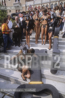 Venice Lido, Venice Film Festival 1983. Performance directed by Fiorella Mancini for the presentation of the movie The Key by Tinto Brass / Lido di Venezia, Mostra del Cinema di Venezia 1983. Performance diretta da Fiorella Mancini per la presentazione del film di Tinto Brass La chiave - ©Marcello Mencarini/Rosebud2