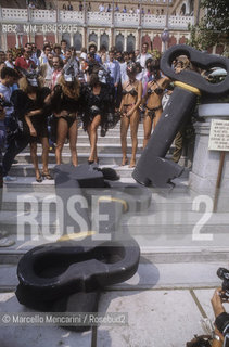 Venice Lido, Venice Film Festival 1983. Performance directed by Fiorella Mancini for the presentation of the movie The Key by Tinto Brass / Lido di Venezia, Mostra del Cinema di Venezia 1983. Performance diretta da Fiorella Mancini per la presentazione del film di Tinto Brass La chiave - ©Marcello Mencarini/Rosebud2