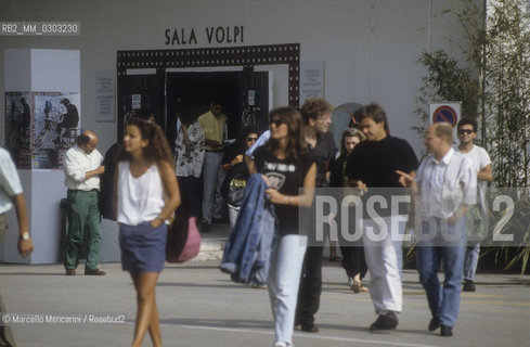Venice Lido, Venice Film Festival 1985. Audience leaving the Sala Volpi / Lido di Venezia, Mostra del Cinema di Venezia 1985. Pubblico che esce dalla Sala Volpi  - ©Marcello Mencarini/Rosebud2