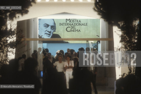 Venice Lido, Venice Film Festival 1985. Audience entering the Cinema Palace / Lido di Venezia, Mostra del Cinema di Venezia 1985. Pubblico che entra nel Palazzo del Cinema - ©Marcello Mencarini/Rosebud2